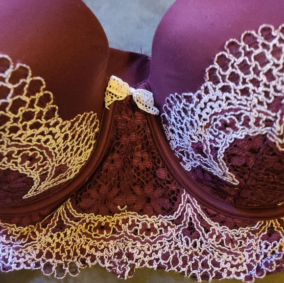 38DD Victoria's secret Bra - Picture 2 of 4